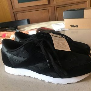 Black reeboks